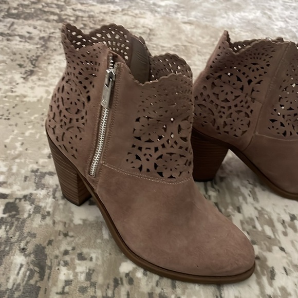 Beautiful booties - Picture 3 of 6